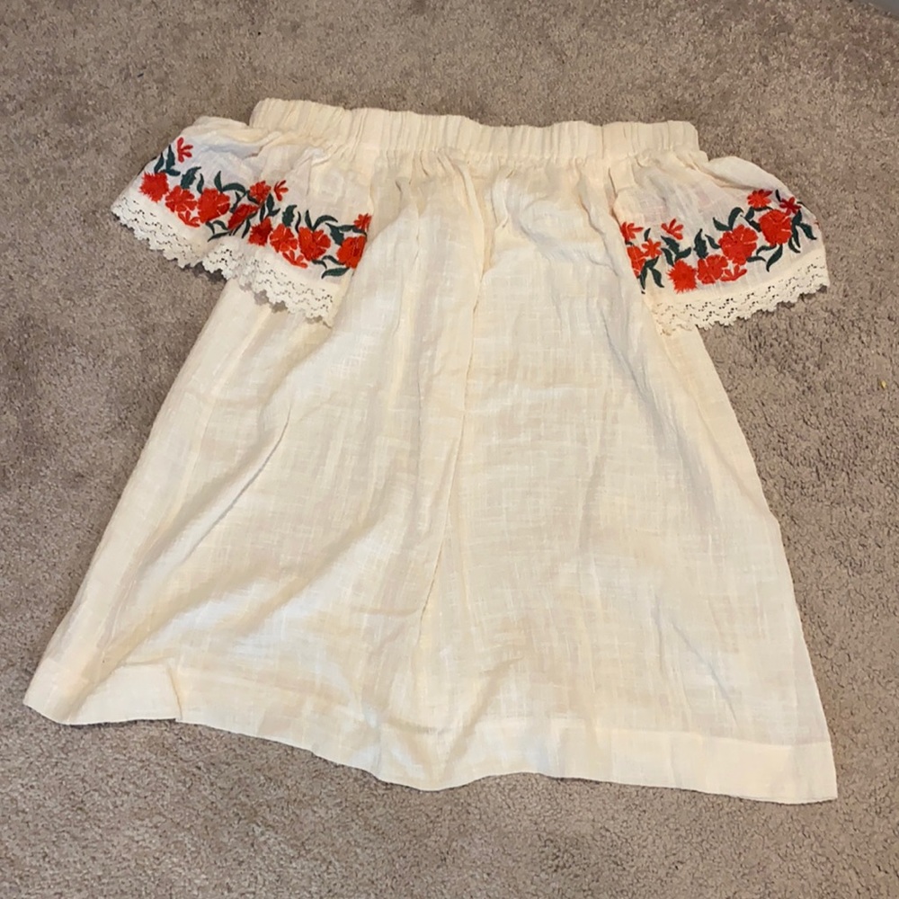 Off the shoulder embroider sleeve top